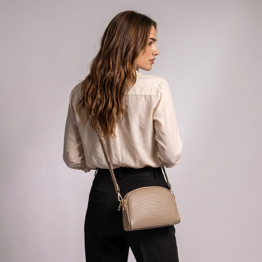 Back view of the model with the beige Isaure bag hanging from her shoulder